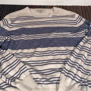 Lightweight sweater minimal wear, tag removed
